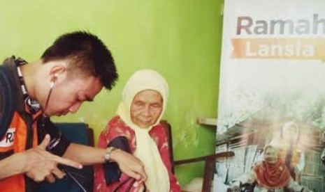 Mbah Khumaiyah, wanita berusia 70 tahun ini merupakan salah satu lansia yang telah menjadi pasien rutin home visit yang dilakukan oleh Cita Sehat Foundation bersama Rumah Zakat. 