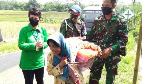 Mbah Sumirah mendapat bingkisan Lebaran.