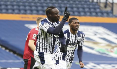  Mbaye Diagne dari West Bromwich Albion berselebrasi setelah mencetak gol pembuka timnya selama pertandingan sepak bola Liga Primer Inggris antara West Bromwich Albion dan Manchester United di Stadion Hawthorns di West Bromwich, Inggris, Ahad, 14 Februari 2021. 