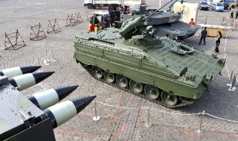  MBT Leopard dan Medium Tank (IFV) Marder yang dipamerkan di Indo Defence 2012 di Jakarta Internasional Expo, Jakarta, Senin (5/11).