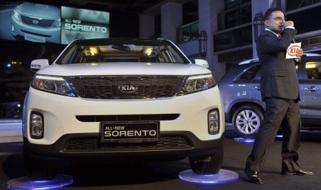 MC Farhan memperkenalkan produk mobil SUV KIA All New Sorento saat peluncurannya, di Jakarta, Selasa (9/4) malam.