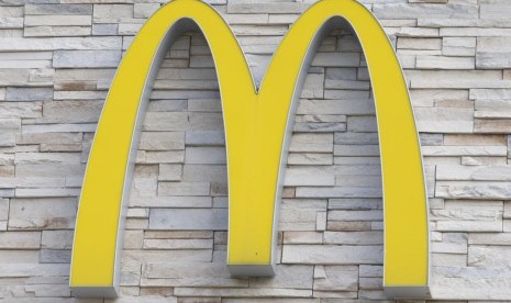 Logo McDonalds. McDonald's dikabarkan telah mengajukan 10 jenis hak cipta ke Kantor Paten dan Hak Cipta AS (USPTO) untuk mendirikan restoran McD maupun McCafe secara virtual untuk para pelanggannya di metaverse. 