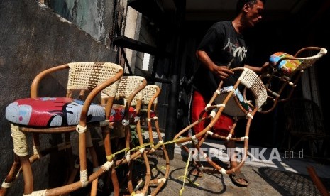 MEBEL ANYAMAN ROTAN. Pekerja membawa kerajinan mebel anyaman rotan di Jalan Raya Lenteng Agung, Srengseng Sawah, Jakarta Selatan, Sabtu (23/9)