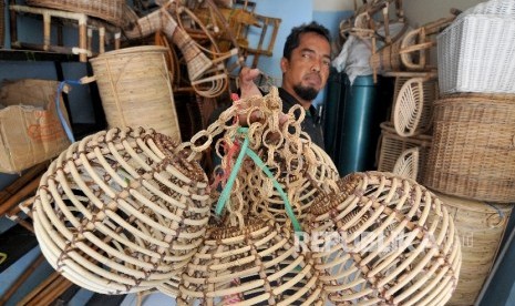 MEBEL ANYAMAN ROTAN. Pekerja membuat kerajinan mebel anyaman rotan di Jalan Raya Lenteng Agung, Srengseng Sawah, Jakarta Selatan, Sabtu (23/9).