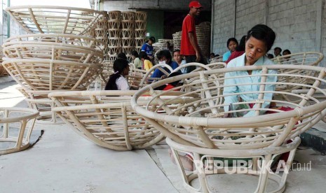 Mebel rotan CV Fortune Enterprise milik H M Jafar Sodiq, di Kabupaten Cirebon.