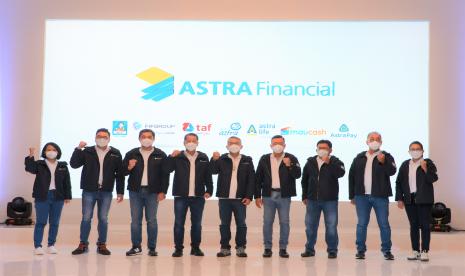 Media Gathering Astra Financial & Logistic (AFL) dihadiri oleh 7 jajaran direksi yang terdiri dari Chief Marketing Officer (CMO), Chief Marketing and Sales Officer (CMSO), dan Chief Partnership Officer (CPO) yang berasal dari ke-7 Lembaga Jasa Keungan (LJK), yaitu : CMO AstraPay, Reny Futsy Yama (paling kiri), CMO Maucash, Indra Suryawan (kedua dari kiri), CMO TAF, Wisnu Kusumawardhana (ketiga dari kiri), CMSO ACC, Tan Chian Hok (keempat dari kiri), Direktur PT Sedaya Multi Investama-AFL, Handoko Liem (tengah), CMO Asuransi Astra, Gunawan Salim (keempat dari kanan), GFC Leader Communication & ESR AFL, Yulian Warman (ketiga dari kanan), CMO FIFGROUP, Antony Sastro Jopoetro (kedua dari kanan), dan CPO Astra Life, Sri Agung Handayani (paling kanan).