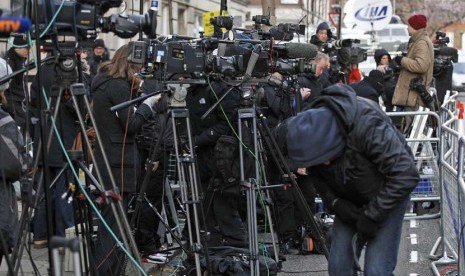 Media Inggris berkumpul berburu berita kehamilan Kate Middleton  di luar King Edward VII Hospital di pusat kota London. (Ilustrasi)  (AP/Sang Tan)