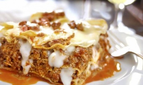 Media lokal melaporkan, ratusan warga Jepang dilaporkan muntah, diare dan gejala lain keracunan makanan setelah mengonsumsi produk. Termasuk lasagna dan pizza yang dibuat anak perusahaan Maruha Nichiro Holdings. 