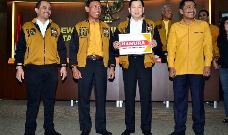 Media mogul Hary Tanoesoedibjo (third left) officially joins Hanura Party chaired by General (ret) Wiranto (second left) at the party's headquarters in Jakarta on Sunday.