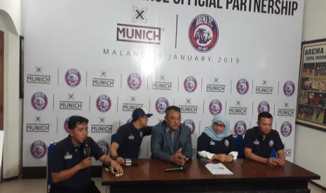 Media Officer (MO) Arema FC, Sudarmaji (pojok kiri) saat memberikan keterangan pers di Kantor Arema FC.