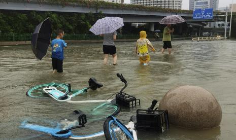 Media pemerintah Cina melaporkan 11 orang tewas dan 27 orang lainnya hilang akibat banjir di pegunungan sekitar ibu kota Beijing.