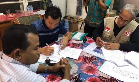 Medical Emergency Rescue Committee (MER-C) menandatangani kontrak pembangunan Rumah Sakit Indonesia tahap kedua yang berlokasi di Rakhine State, Myanmar, Rabu (6/9) di Yangon. 