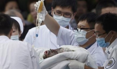 Medical personnel transport a victim of a factory explosion, at a hospital in Kunshan, Jiangsu province, August 2, 2014. (File photo)