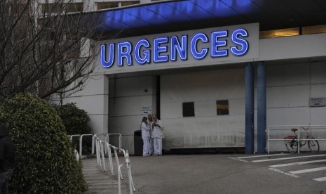 Medical staff of the Grenoble hospital, in the French Alps, wait at the entrance of the emergency department where Michael Schumacher is being treated after an accident on Sunday, Dec 29, 2013.