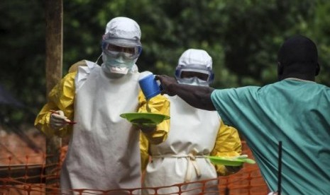 Medical staff working with Medecins sans Frontieres (MSF) prepare to bring food to patients kept in an isolation area at the MSF Ebola treatment center in Kailahun, Sierra Leone July 20, 2014. (File photo) 