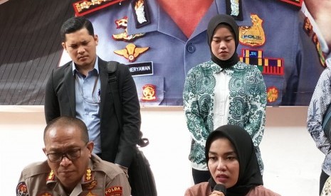 Medina Zein saat konferensi pers di Ditresnarkoba Polda Metro Jaya, Jumat (3/1). Hasil asesmen dari Lemdikpol merekomendasikan Medina Zein direhabilitasi.