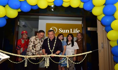 Medya Agus, Chief Agency Officer Sun Life Indonesia (ketiga dari kiri) dan Wirasto Koesdiantoro, Pendiri KPM Malang WOW (kedua dari kiri), saat pembukaan Kantor Pemasaran Mandiri (KPM) Malang WOW, di Jawa Timur