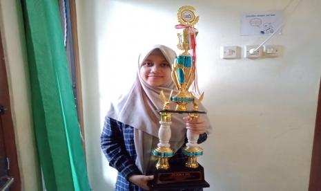 Mega Ainun, mahasiswa IPB yang berhasil menjadi juara III lomba esai nasional yang diadakan oleh UNS.