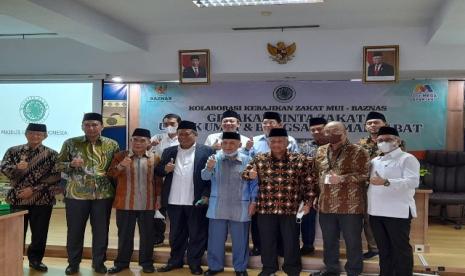 Jajaran pimpinan MUI dan Komisaris Utama Bang Mega Syariah, Prof M Nuh berpose usai penyerahan zakat. Bank Mega Syariah berkomitmen membantu aktivitas keagamaan ormas-ormas Islam 