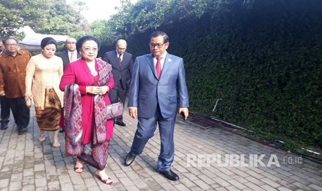 Mega Wati didampingi Pramono Anung tiba di lokasi pernikahan Kahiyang.