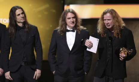 Megadeth memegang piala Grammy, Senin (13/2).