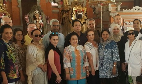 Megawati bersama 25 Dubes Negara Sahabat di Istana Tampaksiring, Bali. 