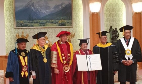 Megawati bersama sejumlah tokoh nasional seusai menerima gelar doktor kehormatan (Dr HC) dari  Soka University of Japan (SUJ) Jepang. 