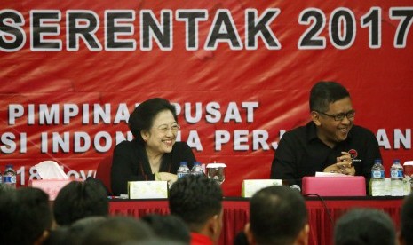 Megawati saat memberikan pembekalan tim monitoring pilkada serentak 2017, di Kantor DPP PDI Perjuangan, Lentengagung, Jakarta Selatan, Jumat  sore (18/11).