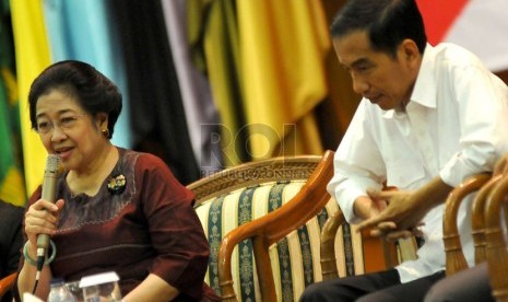 Megawati Soekarnoputri bersama Joko Widodo. 