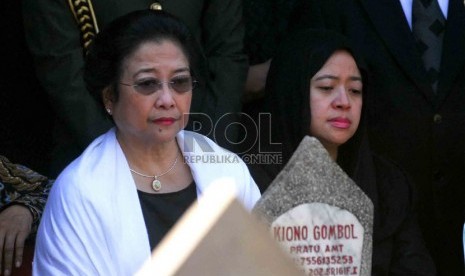  Megawati Soekarnoputri (kiri) didampingi putrinya Puan Maharani (kanan) saat upacara pemakaman almarhum Ketua MPR Taufiq Kiemas di Taman Makam Pahlawan, Jakarta, Ahad (9/6).  (Republika/Agung Supriyanto)