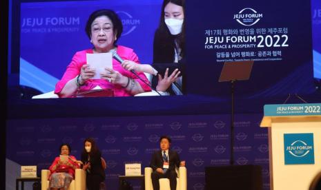 Megawati Soekarnoputri menyerukan begitu mendesaknya perdamaian dunia diwujudkan