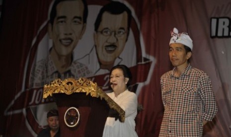 Megawati Sukarnoputri (kiri) didampingi Joko Widodo (Jokowi). 