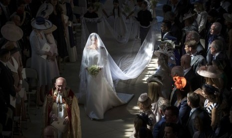 Meghan Markle berjalan di altar mengenakan busana pengantin rancangan Givenchy.