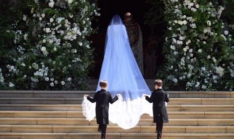 Meghan Markle berjalan menuju altar pernikahannya dengan Pangeran Harry di Kapel St George mengenakan busana rancangan Givenchy.