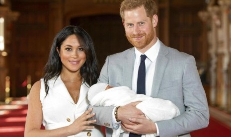 Meghan Markle dan Pangeran Harry serta bayi mereka, Archie Harrison.