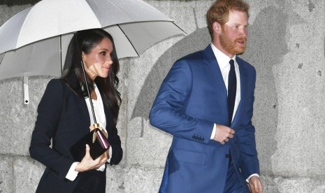 Meghan Markle mengenas setelan jas saat mendampingi Pangeran Harry di acara resmi, Kamis (1/2).