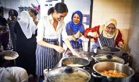 Meghan memasak dengan wanita di komunitas Hubb di Pusat Budaya Muslim Al Manaar di London. Komunitas itu bersama Meghan membuat buku masak berjudul 