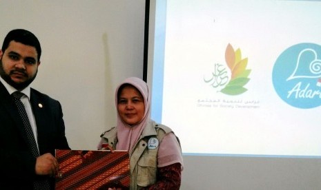 Mehieddine M. Seyfeddine, Humas Ghirass for Society Development (kiri) dan Hj. Nurjanah Hulwani, S.Ag, M.E (kanan)  melakukan serah terima dokumen bantuan bagi keluarga pejuang Palestina di Jakarta 