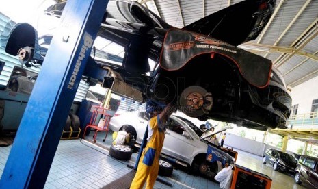 Mekanik melakukan perawatan berkala mobil di Bengkel Honda Megatama, Jakarta, Senin (14/7). (Republika/ Wihdan)