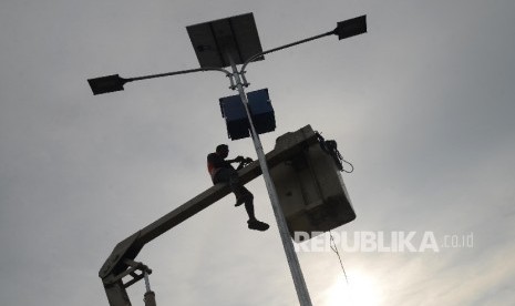 Mekanik memasang alat Penerang Jalan Umum (PJU) Tenaga Surya (ilustrasi). Kementerian ESDM memasang 350 unit Penerangan Jalan Umum Tenaga Surya (PJU-TS) di Provinsi Batam.