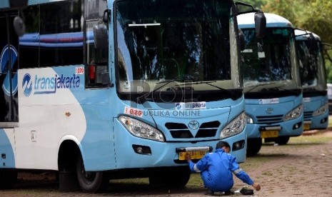 Mekanik memeriksa kelengkapan Bus Pengumpan Transjakarta baru parkir di Parkir Timur Senayan, Jakarta, Selasa (22/12). (Republika/Wihdan)