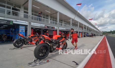 Mekanik tim Aruba.it Racing - Ducati WSBK mengecek sepeda motor di Pertamina Mandalika International Street Circuit di KEK Mandalika, Desa Kuta, Kecamatan Pujut, Praya, Lombok Tengah, NTB, Kamis (18/11/2021). 