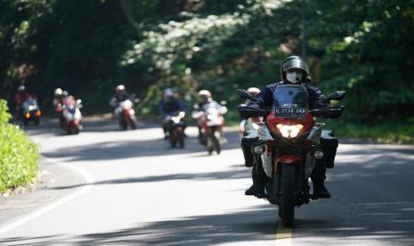 Melakukan perjalanan jarak jauh atau touring menggunakan sepeda motor bersama teman tentunya menjadi suatu yang menarik. Namun, sebelum melakukan itu, ada beberapa hal yang patut dipahami agar perjalanan berjalan lancar dan selamat sampai tujuan. 