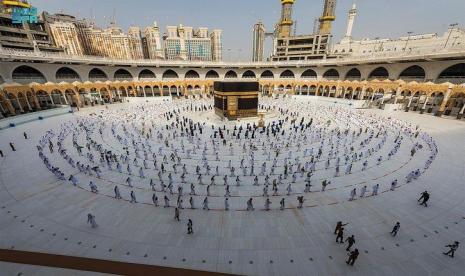 Melakukan tawaf kala pandemi Covid-19.