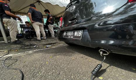 Melakukan uji emisi pada kendaraan bermotor akan meningkatkan kepedulian masyarakat terhadap lingkungan sekitar. Tampak uji emisi yang dilakukan MPMRent bersama Dinas Perhubungan Tangerang Selatan.