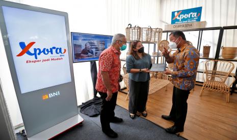 Melalui BNI Xpora, UKM mendapatkan dukungan berupa peningkatan kapasitas dan kualitas produksi, edukasi penyusunan laporan keuangan, hingga dukungan akses pemasaran produk ke luar negeri melalui business matchmaking dengan buyer di pasar global. 