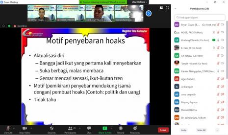 Melalui kegiatan pengabdian masyarakat, dosen STMIK  Nusa Mandiri mengajak warga masyarakat antisipasi penyebaran hoaks.