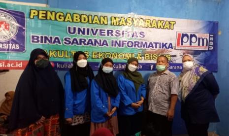 Melalui kegiatan pengabdian masyarakat, dosen Universitas  BSI (Bina Sarana  Informatika) dari Program Studi Administrasi Perkantoran, memberikan edukasi pemanfaatan internet sehat, aman dan produktif kepada kelompok majelis taklim Nurul Islam Sabillurrosyad Pondok Gede, Bekasi, yang dilaksanakan secara offline pada Sabtu (13/11). 