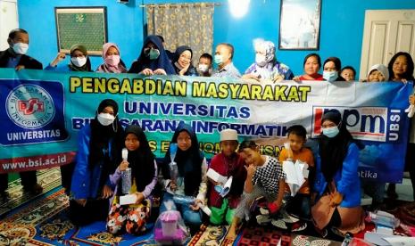 Melalui kegiatan pengabdian masyarakat (PM), dosen Fakultas Ekonomi dan Bisnis Universitas BSI  (Bina Sarana Informatika), mengajak para orang tua untuk mendalami pemahaman seputar pola asuh anak. Acara ini bertajuk Sosialisasi Peran Digital Parenting Dalam Mendidik Anak Pada Yayasan Nurul Islam Sabillurrosyad Pondok Gede Bekasi, yang dilaksanakan secara offline pada Sabtu, (13/11).