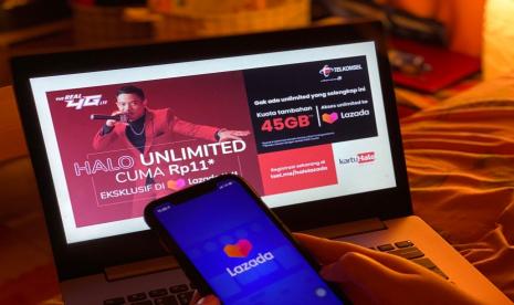 Melalui kolaborasi ini Telkomsel akan menjadi mitra eksklusif dalam Festival Belanja Akhir Tahun Lazada 11.11 dan 12.12, yang turut melibatkan produk terbaru Telkomsel yang dikhususkan bagi pelanggan pascabayar, yaitu Paket Halo Unlimited. Salah satunya, pelanggan akan mendapatkan bebas akses ke Lazada dengan menggunakan Paket Halo Unlimited, sehingga tidak usah khawatir kehabisan kuota ketika sedang mencari barang-barang idaman dan akan mendapatkan bonus kuota total 45 GB yang bisa dipakai di seluruh jaringan serta diskon langsung hingga Rp3 juta untuk setiap pembelian produk kartuHalo di laman LazMall dari Selular Shop.